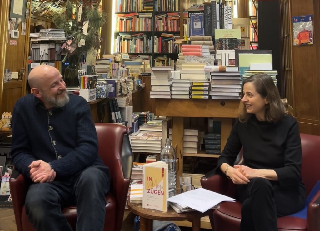 Claudia Vonmoos im Gespräch mit Baruch Pomper, Jurymitglied und Inhaber der Buchhandlung analog.