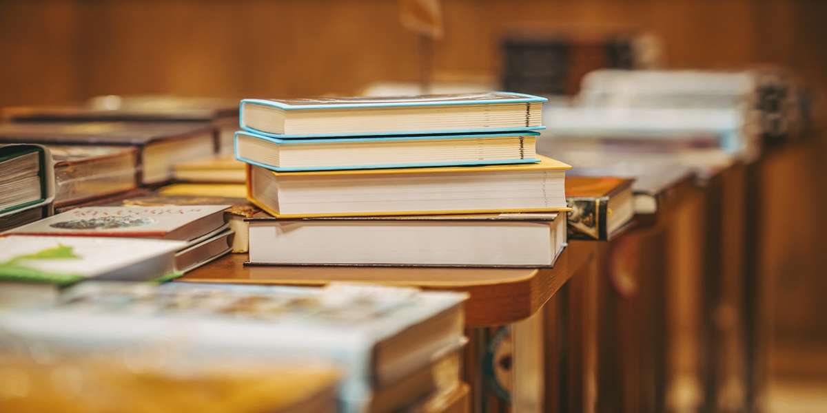 Gestapelte Bücher auf einem Tisch