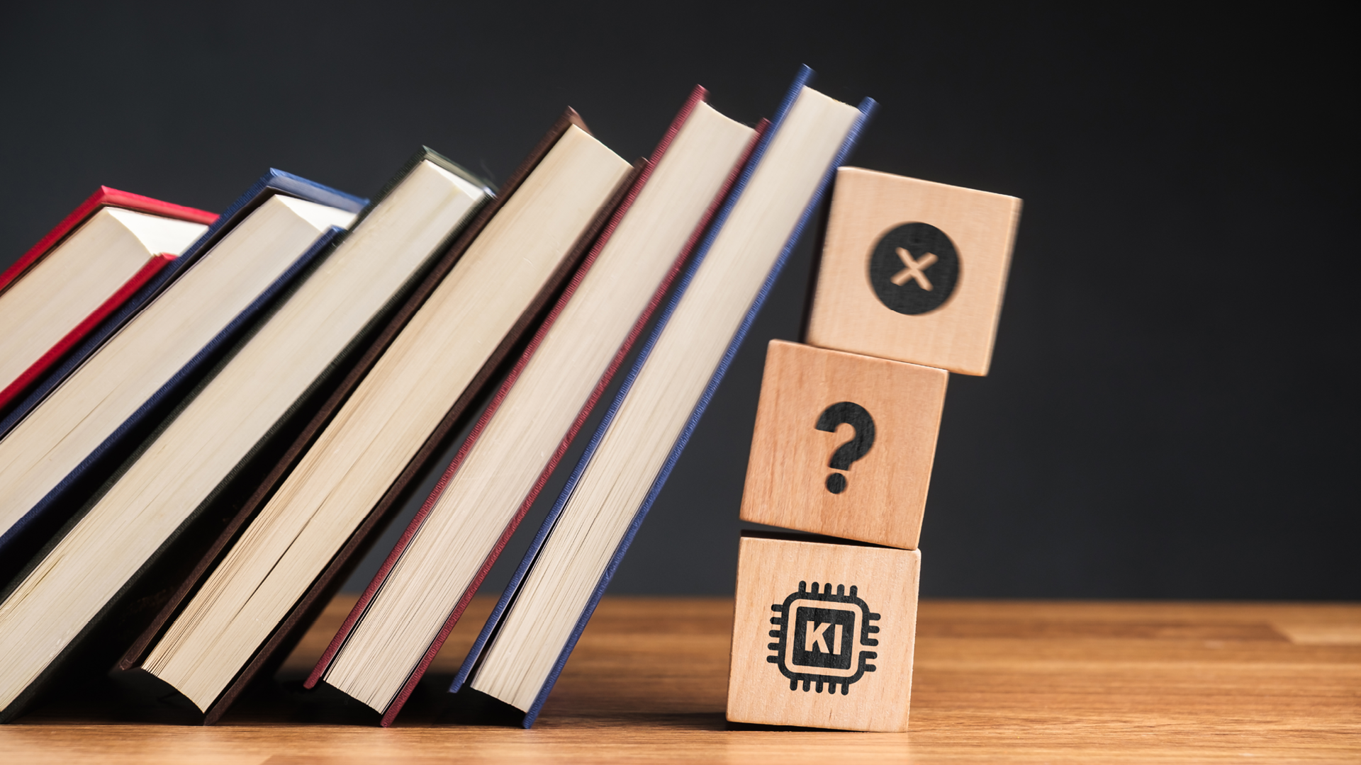 Blog_KI_1920x1080 Bücher die von drei Holzwürfeln gestützt werden. Auf einem Würfel ist ein X, auf einem ein ? und auf einem steht "AI".